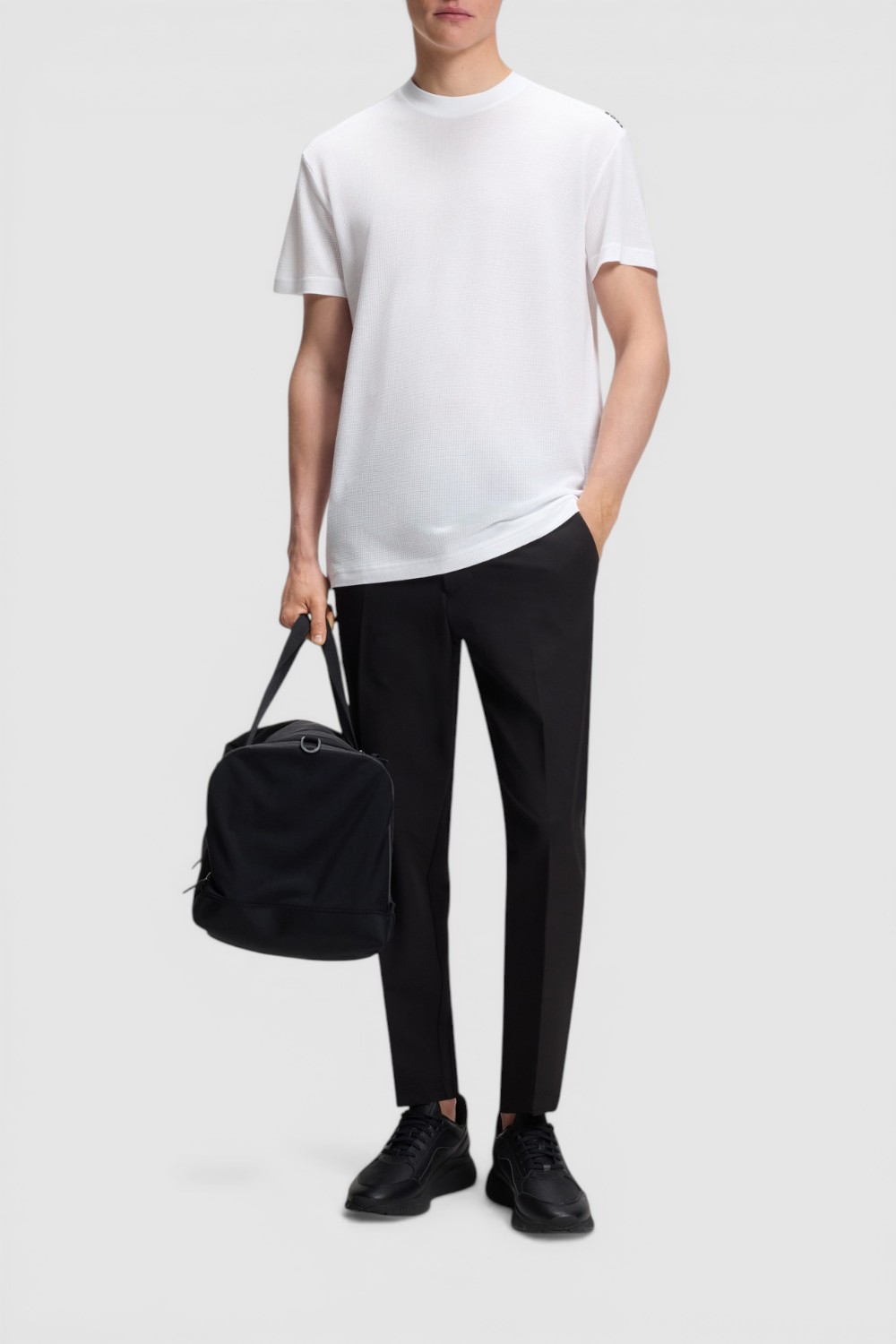 תמונת כל הלוק של חולצת טי בגזרה משוחררת